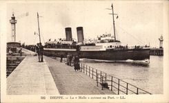 CPA Dieppe Boat Steamer the Trunk entering to the port