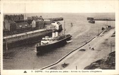 CPA Dieppe View of the piers Arrival of the mail of England