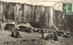 CPA Treport en la playa con el pie de acantilados