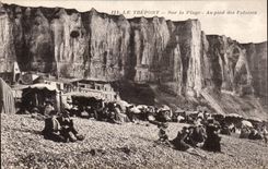 CPA Treport en la playa con el pie de acantilados