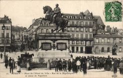 CPA Rouen Places Napoleon and town hall Rue of the Republic Statue
