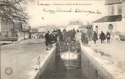 Lancha a remolque de CPA Bourges con la cerradura de senor Jacques