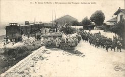 CPA Militaria With the camp of Mailly Unloading of troops at the station of Mailly