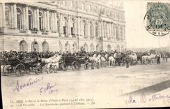 CPA SM Le roi et la Reine d'Italie a Paris 14 18 octobre 1903 A Versailles Les souverains quittent le chateau