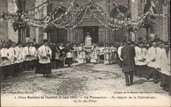 CPA Chartres Festivals mariales June 6th  1927 the procession At the beginning of the cathedral ND of the Pillar
