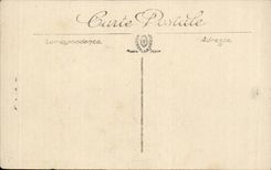 Las mujeres mayores de CPA Bourges contienen la calle de las telas