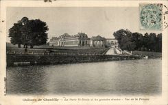 CPA Chateau de Chantilly La porte St Denis et les grandes ecuries Vue de la pelouse