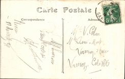 Jardin de CPA Nimes de la fuente vista del interior de la cueva