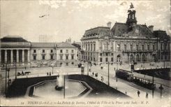 CPA Tours Le palais de justice L hotel de ville et la place
