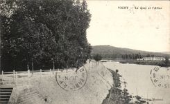 CPA Vichy Le quai et l Allier 