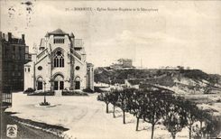 CPA Biarritz Eglise Sainte Eugenie et le semaphore 