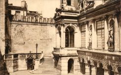 Ataque frontal del ayuntamiento de CPA La Rochelle en la corte interior