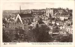 CPA Poitiers Seen on the cathedral church Radegonde and the city