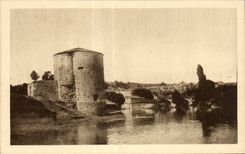 CPA Poitiers Valley of Clain close to the ruins of old castle and the bridge of cheminde iron towards Paris