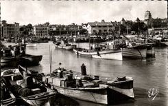 Saint Jean de Luz - Le Port apres la rentree des Chalutiers - CPA 
