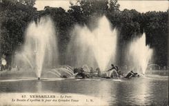 CPA Versailles Le parc Le bassin d Apollon le jour des grande eaux 
