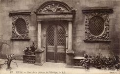 CPA Auvergne Cour de la maison de l horloge