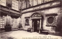 CPA Auvergne Riom Cour de l hotel Arnoux de Maison rouge
