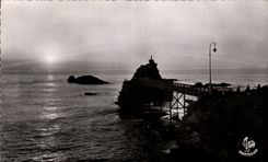 CPA Biarritz Le rocher de la vierge Coucher de soleil