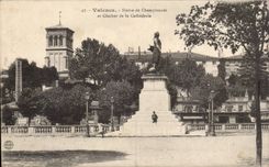 Estatua de la valencia de CPA de Championnet y campana-torre de la catedral