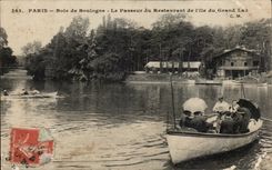 CPA Paris Bois de Boulogne Le passeur du restaurant de l ile du grand lac