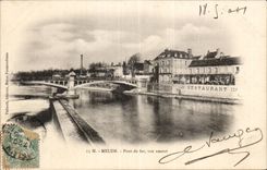 Puente de CPA Melun del hierro visto contra la corriente