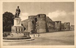 CPA Angers Statue of King Rene and the castle