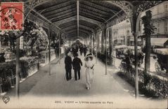 CPA Vichy L allee couverte du parc