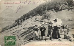 Cauterets - Tourists in front of Hotel of the Hostesse Queen - - CPA