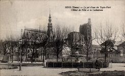 Sens - the Jet Water of the Green Carpet - Town hall and the Cathedral - CPA