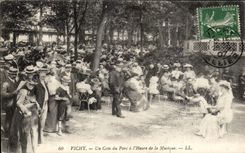 Vichy - Un Coin du Parc - L Heure de la Musique - CPA 