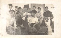 Real photo Militaria Soldiers Hairdresser To hate to draw up
