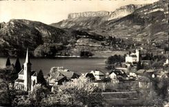Lago Annecy de CPA la aldea inutil de Duingt con en el Parmelan inferior