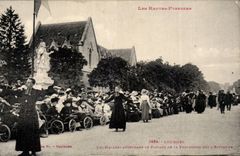 CPA Lourdes patients awaiting the passage of the procession on esplanade