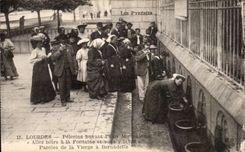 CPA Lourdes Pelerins buvant l eau miraculeuse