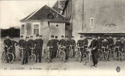 CPA La Fleche Le Prytanee Les cyclistes Velo Cycle Cycling