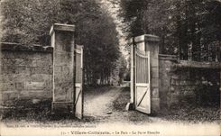 CPA Villers Cotterets the park the white door