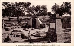 CPA Tunisie Sousse Entree des catacombes et monument du colonel Vincent qui les decouvrit en 1888