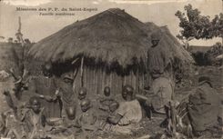 CPA Missions des PP du Saint Esprit Famille nombreuse 