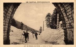 CPA Cantal le Lioran en hiver Sortie du tunnel Ski