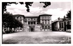 CPSM Beaucaire Hotel de ville (Mansard 1679) Les halles