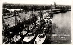 Bordeaux - Port authority - Destroyers amarees in front of the terraces of the Quincunxes - CPA