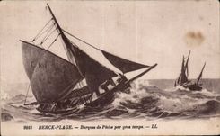 CPA Berck Plage Barques de peche par gros temps Bateau Boat Ship