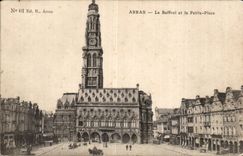 CPA Arras Le beffroi et la petit place