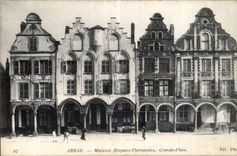 CPA Arras Maisons hispano flamandes Grande place