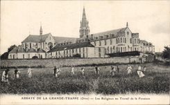 CPA Abbaye de la Grande Trappe les religieux au travail de Fenaison 