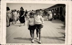 Fantaisie - Enfants - Two brothers arm in arm Deauville CARTE PHOTO