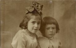 Fantaisie - Enfants - sisters posing for a portrait CARTE PHOTO 