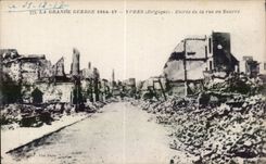 CPA Militaria Ypres Entrance of the street to butter