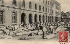 CPA La vie militaire Le remplissage des paillasses Militaria 